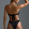 Oh Polly Maillots de bain : Haut de bikini bandeau orné d’un foulard, édition HOTFIX, en noir Oh Polly Maillots de bain : Haut de bikini bandeau orné d’un foulard, édition HOTFIX, en noir