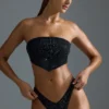 Oh Polly Maillots de bain : Haut de bikini bandeau orné d’un foulard, édition HOTFIX, en noir Oh Polly Maillots de bain : Haut de bikini bandeau orné d’un foulard, édition HOTFIX, en noir