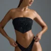 Oh Polly Maillots de bain : Haut de bikini bandeau orné d’un foulard, édition HOTFIX, en noir Oh Polly Maillots de bain : Haut de bikini bandeau orné d’un foulard, édition HOTFIX, en noir
