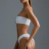 Oh Polly Swim : Maillot de bain 1 pièce échancré et orné de strass HOTFIX Edition, en blanc Oh Polly Swim : Maillot de bain 1 pièce échancré et orné de strass HOTFIX Edition, en blanc