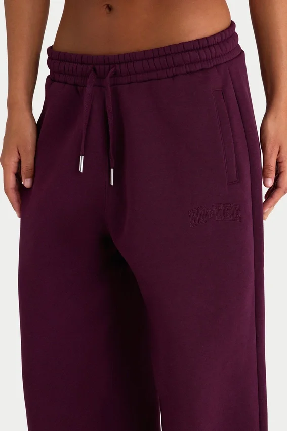 Pantalon de jogging ample taille moyenne en jersey de coton brossé, couleur bordeaux Pantalon de jogging ample taille moyenne en jersey de coton brossé, couleur bordeaux