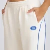 Pantalon de jogging blanc à taille mi-haute et coupe droite Pantalon de jogging blanc à taille mi-haute et coupe droite