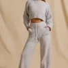 Pantalon de jogging taille moyenne à jambes larges en maille côtelée, couleur marbré glacé Pantalon de jogging taille moyenne à jambes larges en maille côtelée, couleur marbré glacé