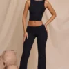 Pantalon droit taille moyenne Hollis en noir Pantalon droit taille moyenne Hollis en noir