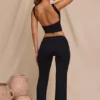 Pantalon droit taille moyenne Hollis en noir Pantalon droit taille moyenne Hollis en noir
