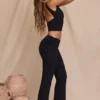 Pantalon droit taille moyenne Hollis en noir Pantalon droit taille moyenne Hollis en noir