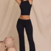 Pantalon droit taille moyenne Hollis en noir Pantalon droit taille moyenne Hollis en noir