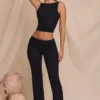 Pantalon droit taille moyenne Hollis en noir Pantalon droit taille moyenne Hollis en noir