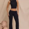 Pantalon droit taille moyenne Hollis en noir Pantalon droit taille moyenne Hollis en noir