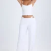 Pantalon large à découpes et ceinture Zaria en blanc Pantalon large à découpes et ceinture Zaria en blanc
