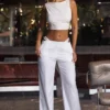 Pantalon large à découpes et ceinture Zaria en blanc Pantalon large à découpes et ceinture Zaria en blanc