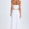 Pantalon large à découpes et ceinture Zaria en blanc Pantalon large à découpes et ceinture Zaria en blanc