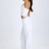 Pantalon large à découpes et ceinture Zaria en blanc Pantalon large à découpes et ceinture Zaria en blanc