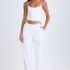 Pantalon large à découpes et ceinture Zaria en blanc Pantalon large à découpes et ceinture Zaria en blanc