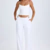 Pantalon large à découpes et ceinture Zaria en blanc Pantalon large à découpes et ceinture Zaria en blanc