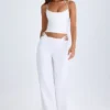 Pantalon large à découpes et ceinture Zaria en blanc Pantalon large à découpes et ceinture Zaria en blanc