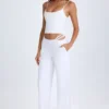 Pantalon large à découpes et ceinture Zaria en blanc Pantalon large à découpes et ceinture Zaria en blanc