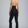 Pantalon évasé taille basse à volants Reese métallisé en noir Pantalon évasé taille basse à volants Reese métallisé en noir