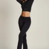 Pantalon évasé à taille mi-haute et drapé asymétrique Mairead en noir Pantalon évasé à taille mi-haute et drapé asymétrique Mairead en noir