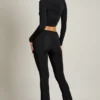 Pantalon évasé à taille mi-haute et drapé asymétrique Mairead en noir Pantalon évasé à taille mi-haute et drapé asymétrique Mairead en noir