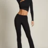 Pantalon évasé à taille mi-haute et drapé asymétrique Mairead en noir Pantalon évasé à taille mi-haute et drapé asymétrique Mairead en noir