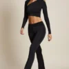 Pantalon évasé à taille mi-haute et drapé asymétrique Mairead en noir Pantalon évasé à taille mi-haute et drapé asymétrique Mairead en noir