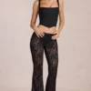 Pantalon évasé taille moyenne en dentelle transparente Calista, noir Pantalon évasé taille moyenne en dentelle transparente Calista, noir