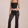 Pantalon évasé taille moyenne en dentelle transparente Calista, noir Pantalon évasé taille moyenne en dentelle transparente Calista, noir