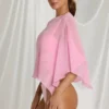 Poncho transparent Zarayah en rose bonbon Poncho transparent Zarayah en rose bonbon