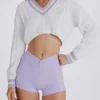 Pull court en coton à mailles torsadées, couleur lilas ivoire Pull court en coton à mailles torsadées, couleur lilas ivoire