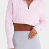 Pull court en maille côtelée à fermeture à glissière quart de longueur, couleur rose poudré Pull court en maille côtelée à fermeture à glissière quart de longueur, couleur rose poudré