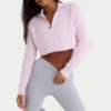 Pull court en maille côtelée à fermeture à glissière quart de longueur, couleur rose poudré Pull court en maille côtelée à fermeture à glissière quart de longueur, couleur rose poudré