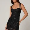 Robe A-line Adia ornée de paillettes, en noir Robe A-line Adia ornée de paillettes, en noir