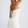 Robe A-line à bandeau et appliqués floraux Azaelea en blanc Robe A-line à bandeau et appliqués floraux Azaelea en blanc