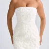 Robe A-line à bandeau et appliqués floraux Azaelea en blanc Robe A-line à bandeau et appliqués floraux Azaelea en blanc