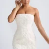 Robe A-line à bandeau et appliqués floraux Azaelea en blanc Robe A-line à bandeau et appliqués floraux Azaelea en blanc
