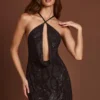 Robe A-line à col bénitier et capuche, ornée de paillettes, Zelinda, en noir Robe A-line à col bénitier et capuche, ornée de paillettes, Zelinda, en noir