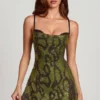 Robe A-line à col bénitier et ornements Dianora, imprimé serpent vert Robe A-line à col bénitier et ornements Dianora, imprimé serpent vert