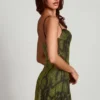 Robe A-line à col bénitier et ornements Dianora, imprimé serpent vert Robe A-line à col bénitier et ornements Dianora, imprimé serpent vert