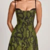 Robe A-line à col bénitier et ornements Dianora, imprimé serpent vert Robe A-line à col bénitier et ornements Dianora, imprimé serpent vert