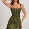 Robe A-line à col bénitier et ornements Dianora, imprimé serpent vert Robe A-line à col bénitier et ornements Dianora, imprimé serpent vert