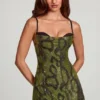 Robe A-line à col bénitier et ornements Dianora, imprimé serpent vert Robe A-line à col bénitier et ornements Dianora, imprimé serpent vert