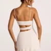 Robe A-line en jersey texturé avec découpes, couleur ivoire, par Azzurra Robe A-line en jersey texturé avec découpes, couleur ivoire, par Azzurra