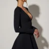 Robe A-line à encolure plongeante et nœud Graciela en noir Robe A-line à encolure plongeante et nœud Graciela en noir