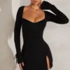 Robe A-line à manches longues Amryn en noir Robe A-line à manches longues Amryn en noir