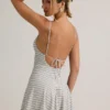 Robe A-line à nouer dans le dos en modal côtelé Mansi, rayures bleues et jaunes Robe A-line à nouer dans le dos en modal côtelé Mansi, rayures bleues et jaunes