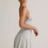 Robe A-line à nouer dans le dos en modal côtelé Mansi, rayures bleues et jaunes Robe A-line à nouer dans le dos en modal côtelé Mansi, rayures bleues et jaunes