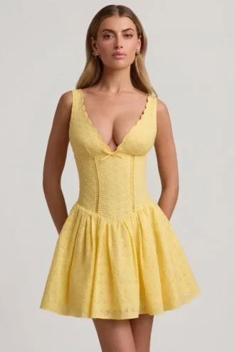 Robe A-line Sabina en broderie anglaise avec nœud, jaune pastel