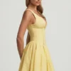 Robe A-line Sabina en broderie anglaise avec nœud, jaune pastel Robe A-line Sabina en broderie anglaise avec nœud, jaune pastel