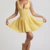 Robe A-line Sabina en broderie anglaise avec nœud, jaune pastel Robe A-line Sabina en broderie anglaise avec nœud, jaune pastel